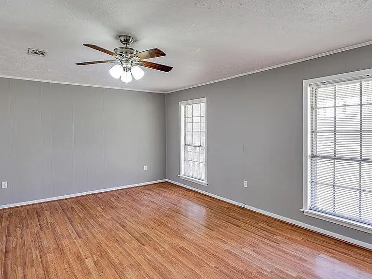 221 Pecan Hill Dr — Photo 5