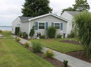 271 Namquid Dr, Warwick, RI 02888