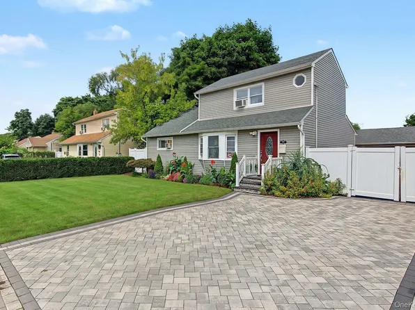 95 E Booker Avenue, Wyandanch, NY 11798
