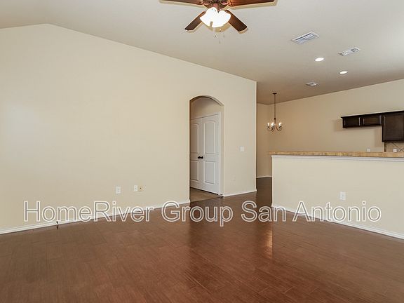 4th image of 672 Creekside Cir
