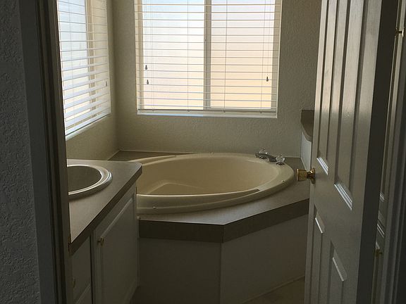4th image of 28150 Reservoir Ave
