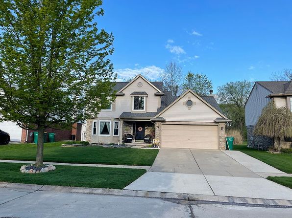 22474 Woodcreek Dr, Brownstown, MI 48134