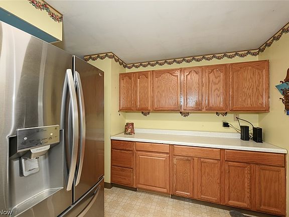 4th image of 110 Schempp St