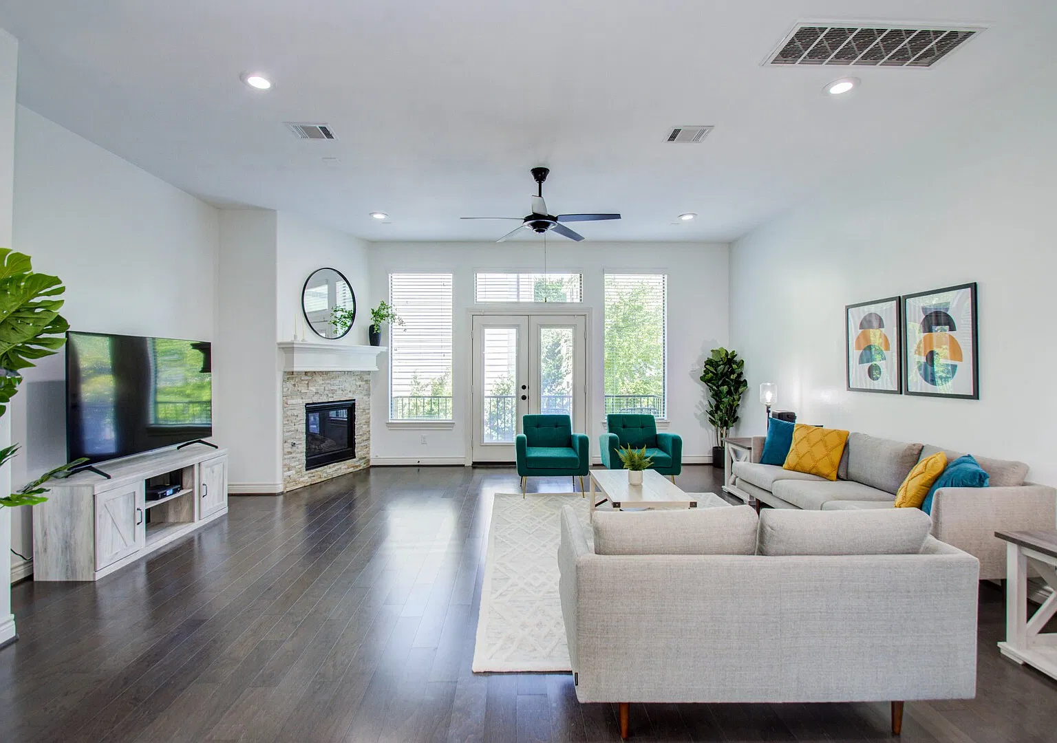 Elegant 3BR 3.5Bath Home with Private Pool — Photo 4