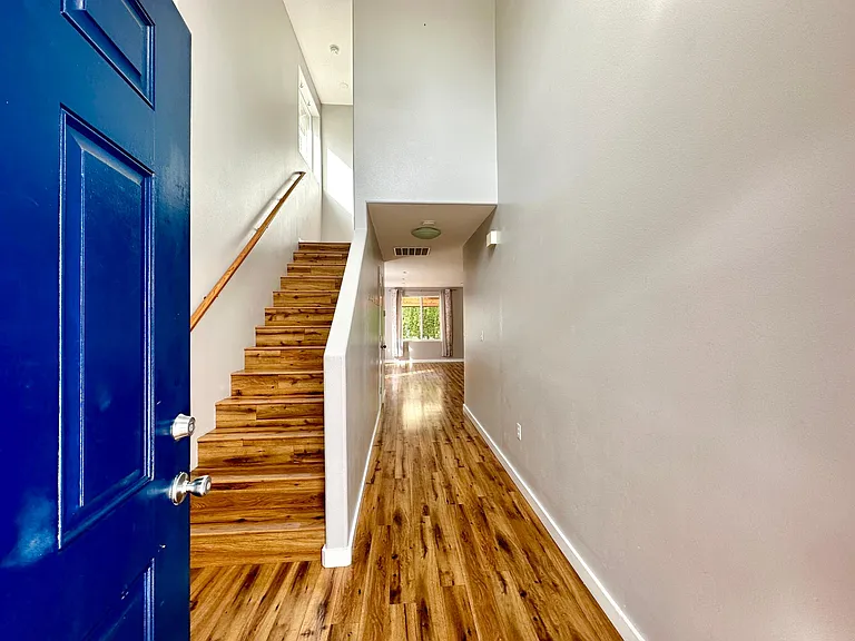 561 NW Mitchell Ct — Photo 2