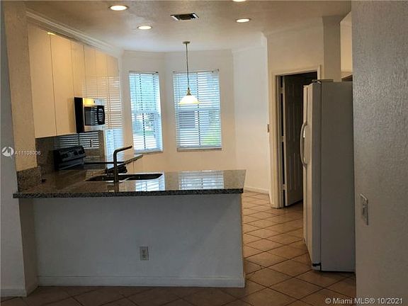 4th image of 693 Live Oak Ln #0