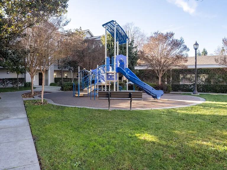 Kensington Apartments — Photo 24