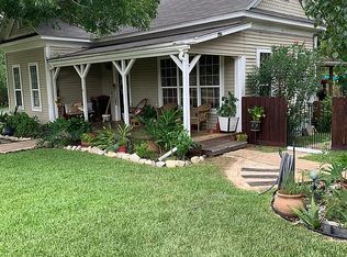 1203 E St, Floresville, TX 78114