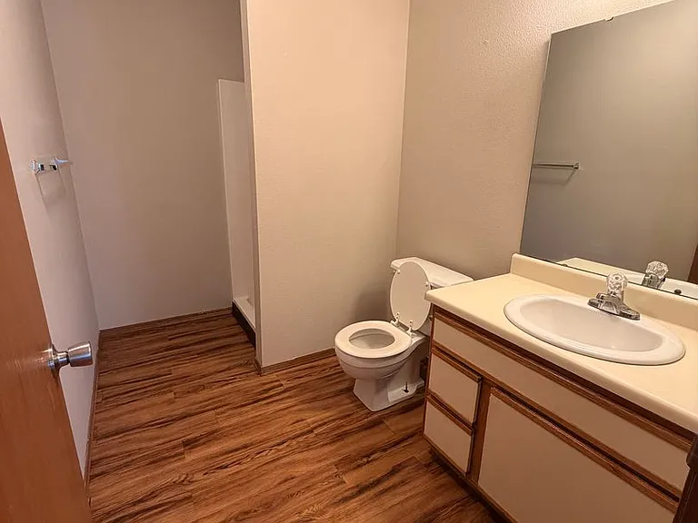 1030 E Walnut St — Photo 16
