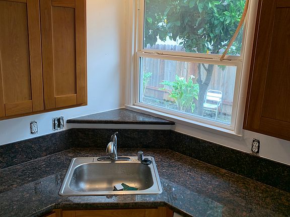 5th image of 2827 Garvin Ave