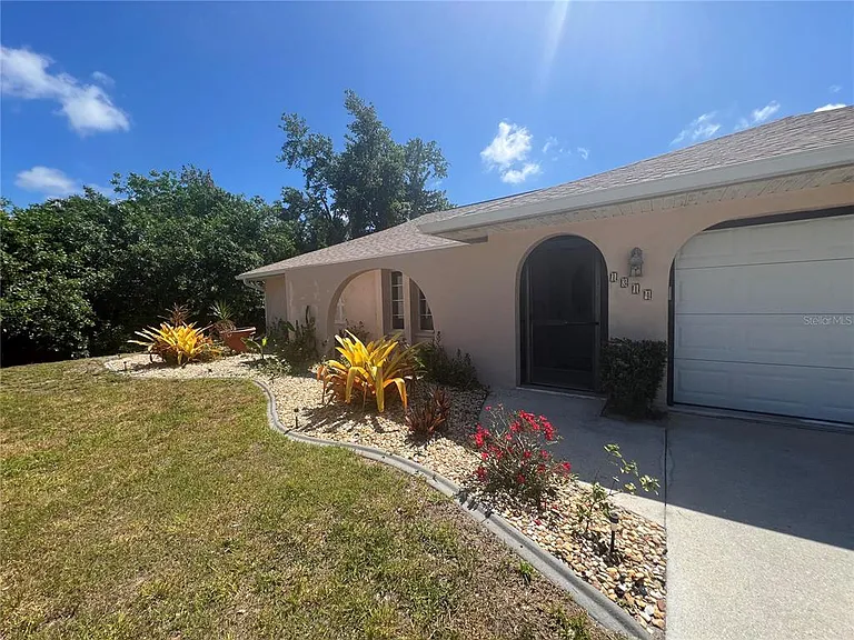 1314 Beacon Dr — Photo 2