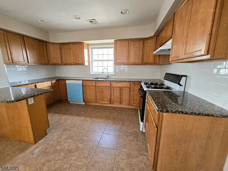 3 bed, 2.0 bath, $2,800 — Photo 2