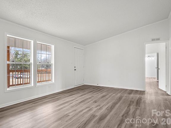 3rd image of 1003 Wesbrooke Ct