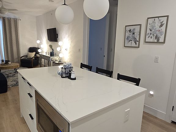 4th image of 1701 Simond Ave #315