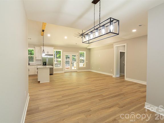 5th image of 472 Oak Rd