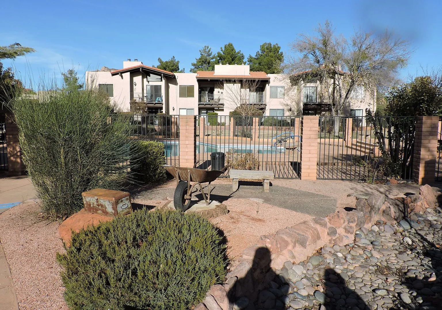 3 bedroom ground floor condo with amenities in Village of Oak Creek — Photo 2