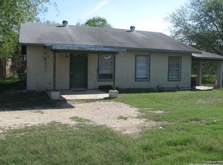 709 Fay Ave, Devine, TX 78016