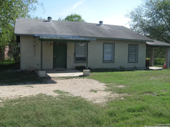 709 Fay, Devine, TX 78016