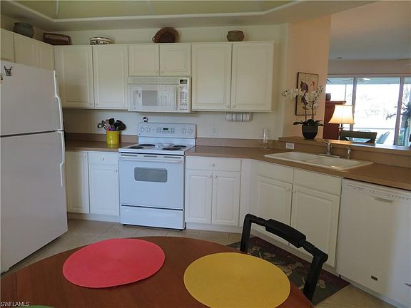Tiled Eat-In Kitchen including all appliances.