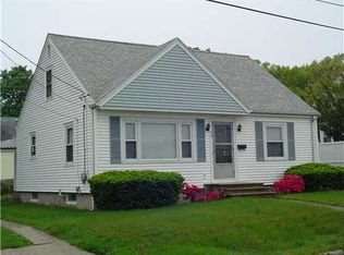 90 Vivian Ave, Pawtucket, RI 02860