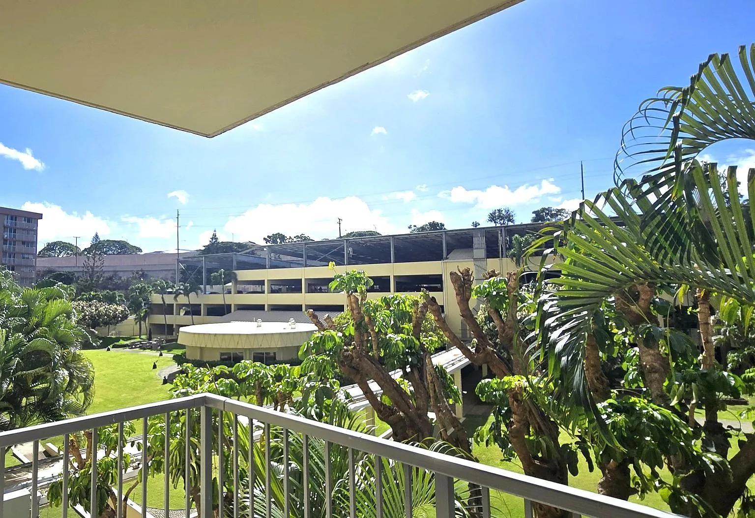 Centrally Located 2bd, 2bath, 1 pkg 870sqft unit $2700 — Photo 3