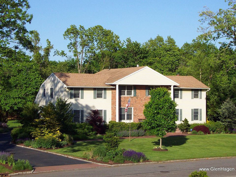 Backs Up To Sagtikos Manor