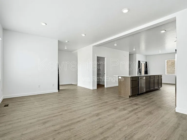 371 E Levengrove Dr — Photo 8