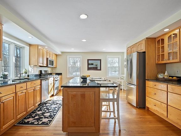 5th image of 34 Clover Hill Dr