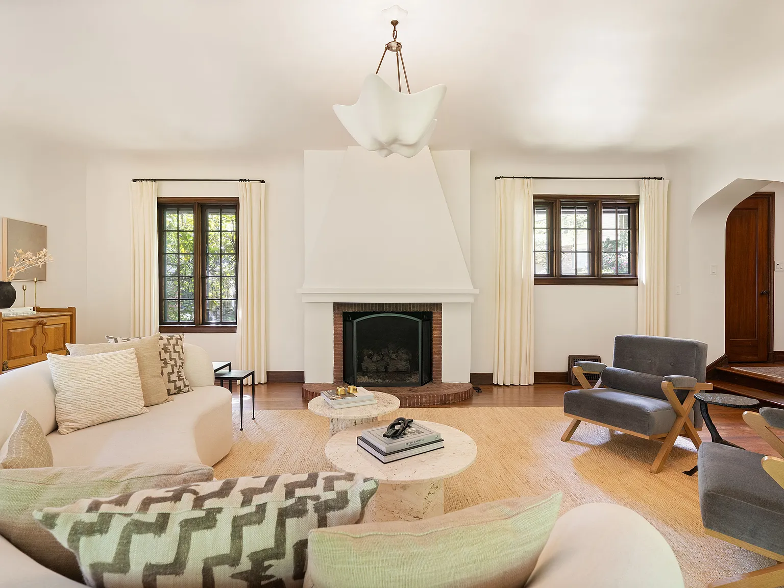 5 bed, 4.5 bath, 4631 sqft, $7,000 — Photo 3