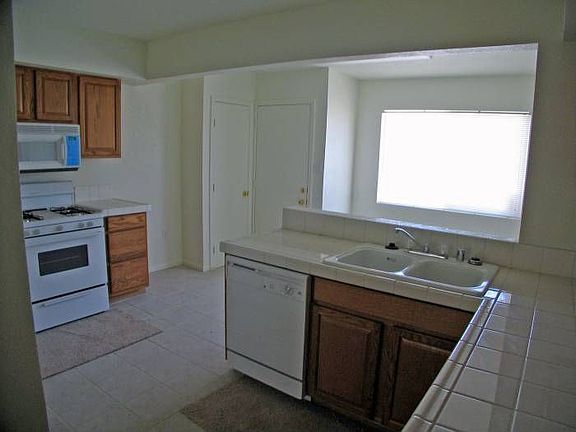 Kitchen w/Microhood!