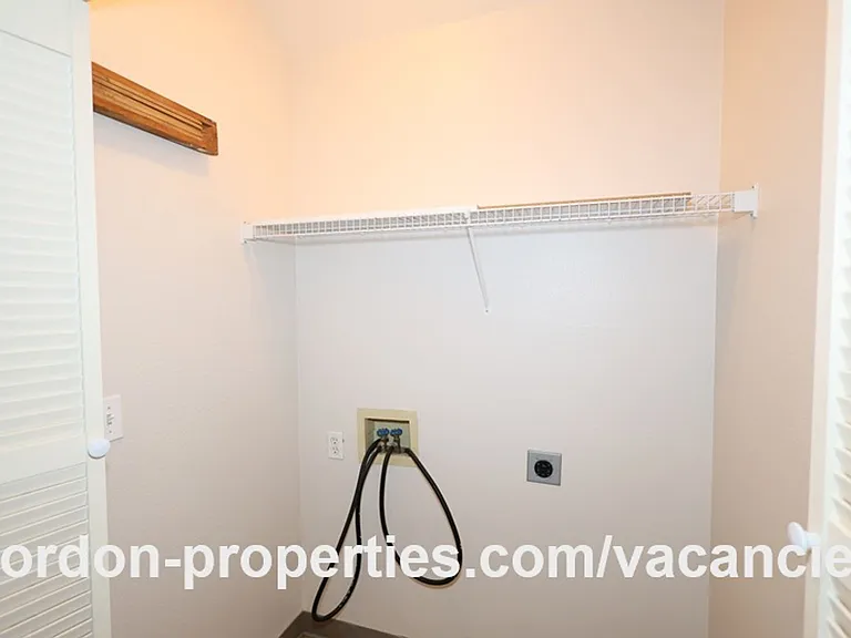 16913 NE Halsey St — Photo 37