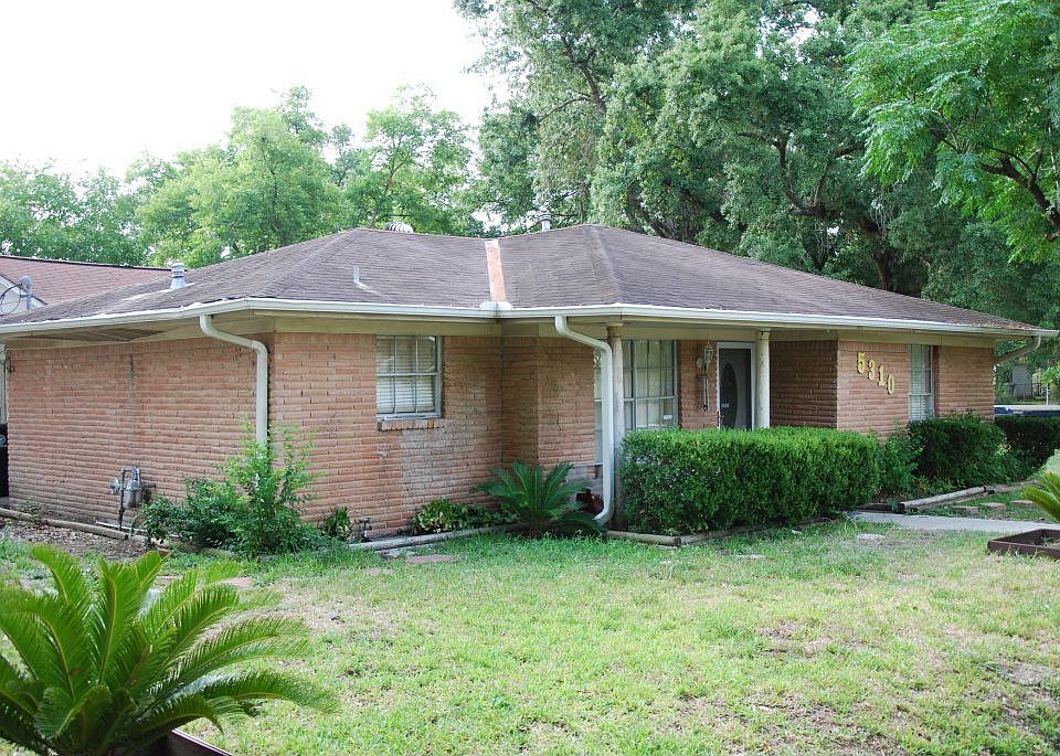 Great landscaping!  Handyman special!!