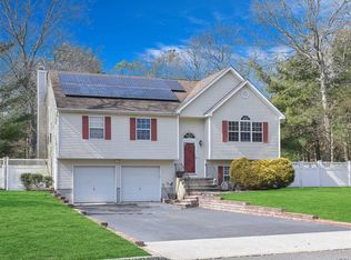 18 Greentree Dr, Medford, NY 11763