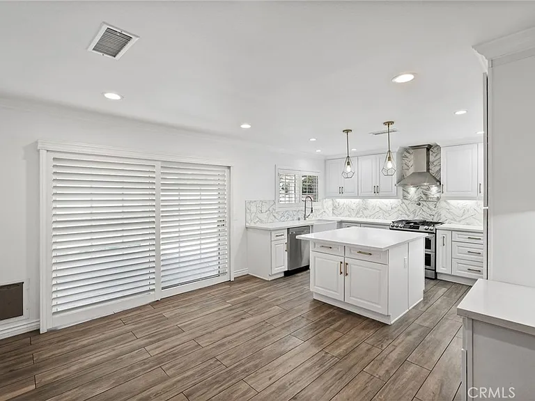 10811 Des Moines Ave — Photo 16
