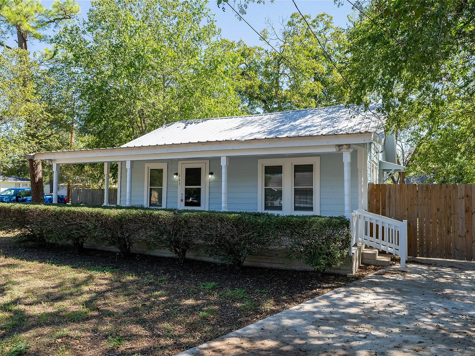 2 bed, 1.0 bath, 746 sqft, $850 — Photo 1