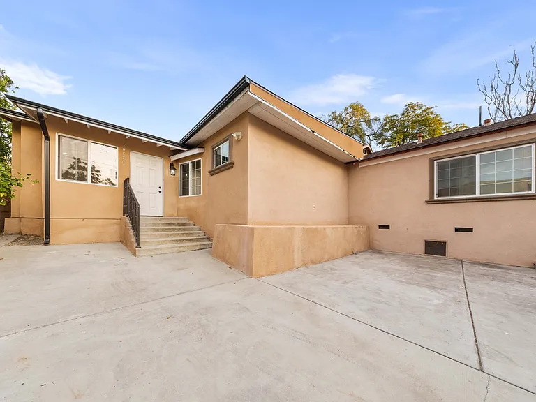 10554 Plainview Ave — Photo 32