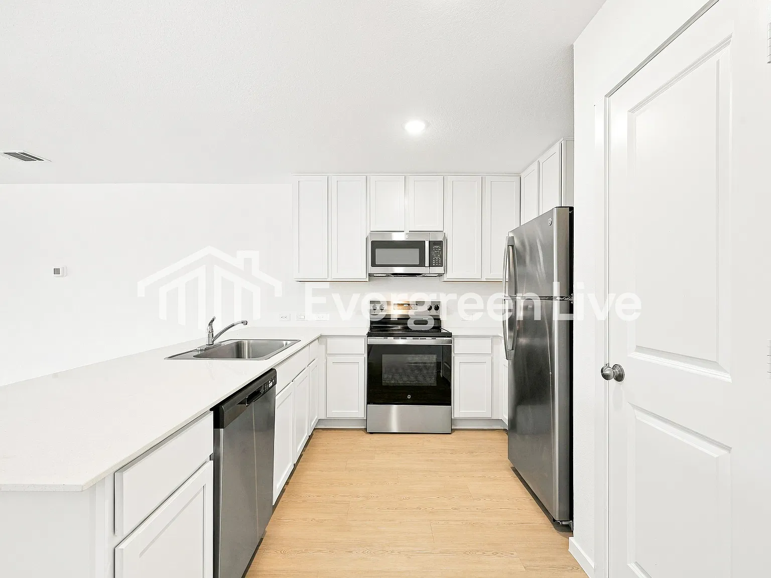 4 bed, 2.0 bath, 1600 sqft, $1,470 — Photo 4