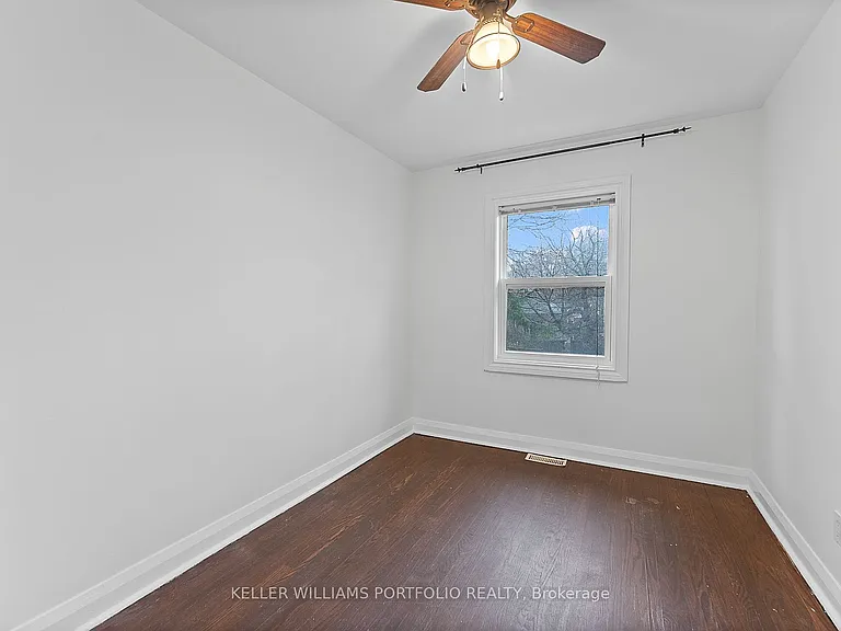 40 Scarboro Cres — Photo 34