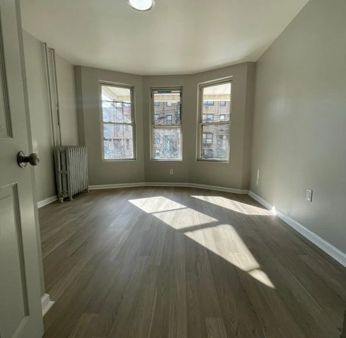 3 bed, 1000 sqft, $2,500 — Photo 2
