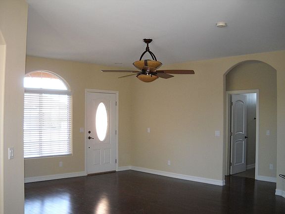 Living Area-9' Ceilings