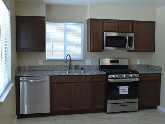 5th image of 814 Tempe Dr