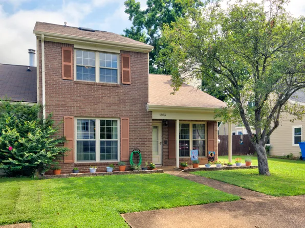 1303 Village Green Dr, Hixson, TN 37343