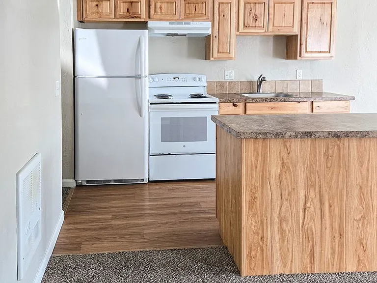 Apartment in West Salem near banks, shopping areas, bus lines, and downtown! ~ Colonial — Photo 22