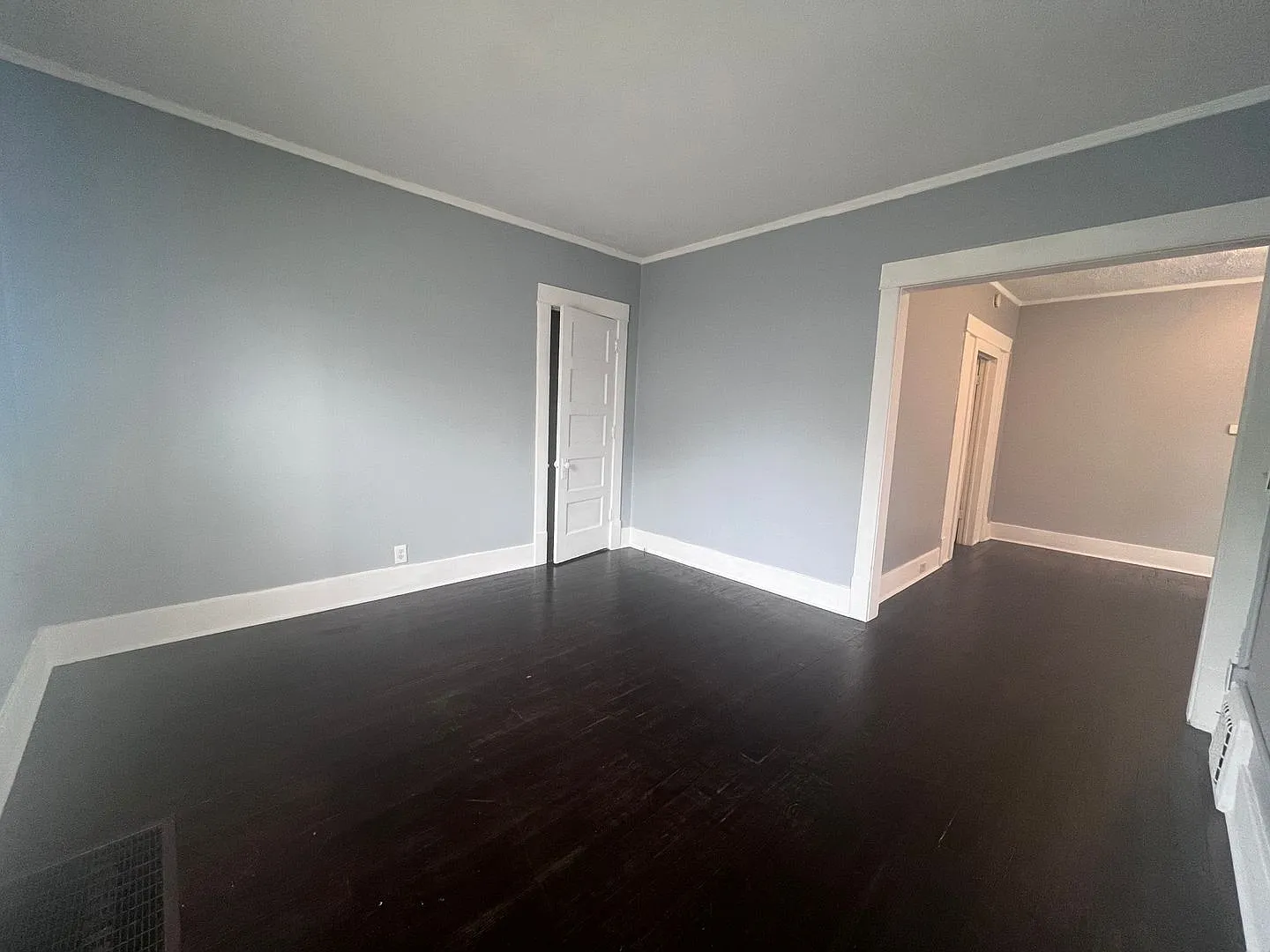 Lower One Bedroom with Laundry! — Photo 4