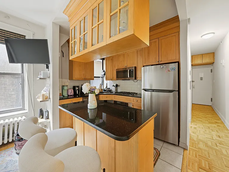 246 E 51st St #5 — Photo 2