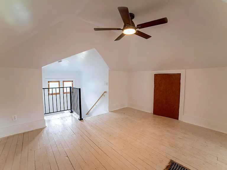815 W 4th St — Photo 29