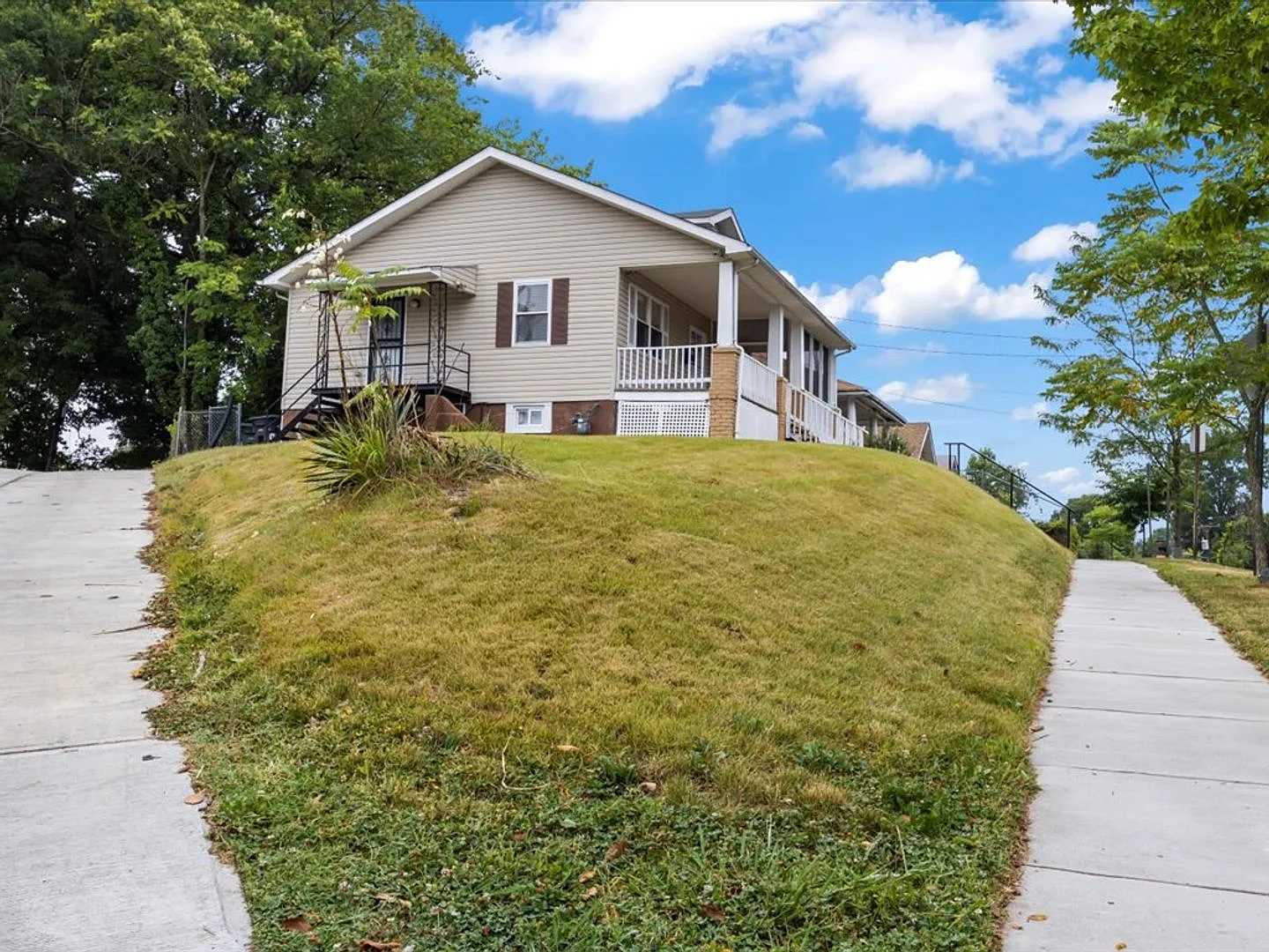 Spacious home with alot of yard space — Photo 4