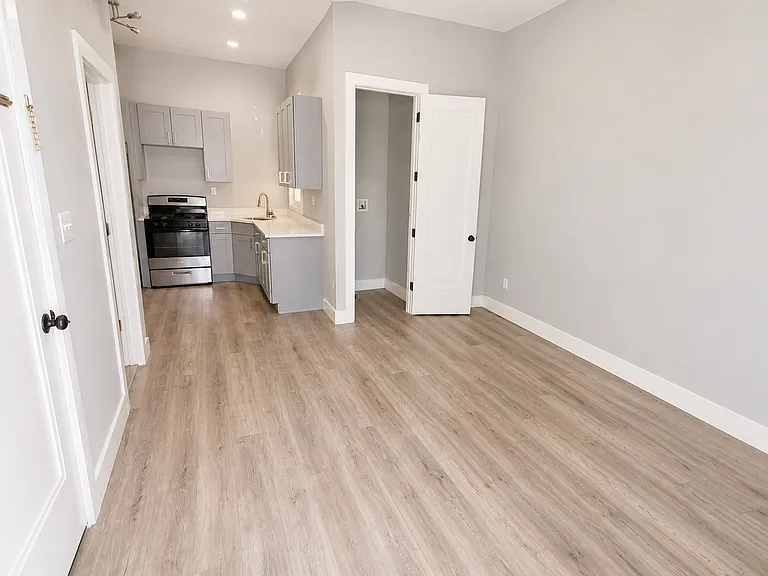 467 Ferry St #1A — Photo 2