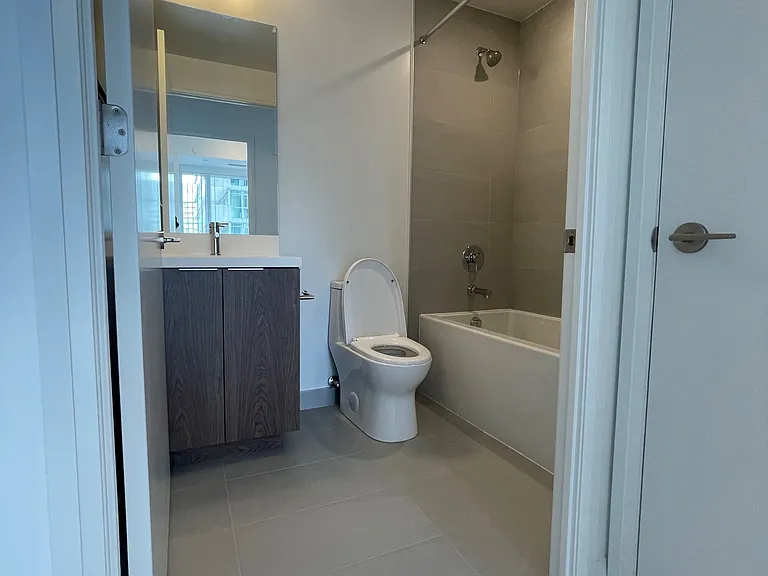 400 King St W #1017 — Photo 8