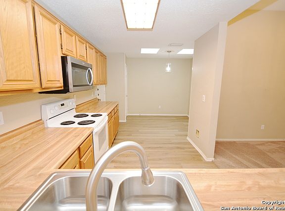 3rd image of 1011 Hedgestone Dr